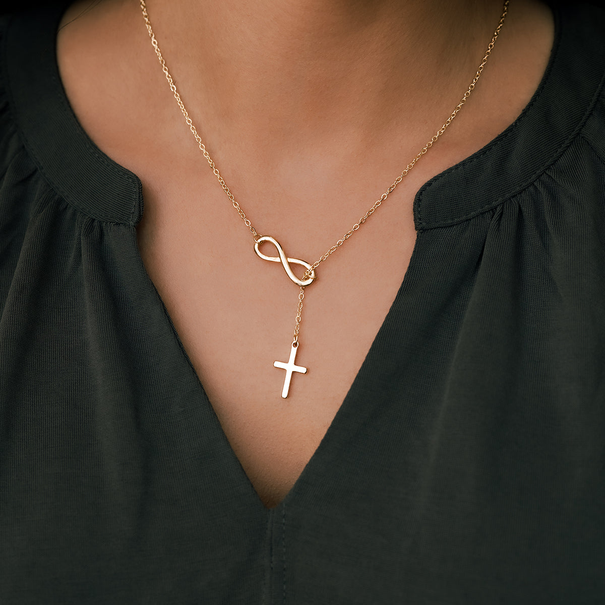 Yuna – Collar de Colgante de Cruz Infinita