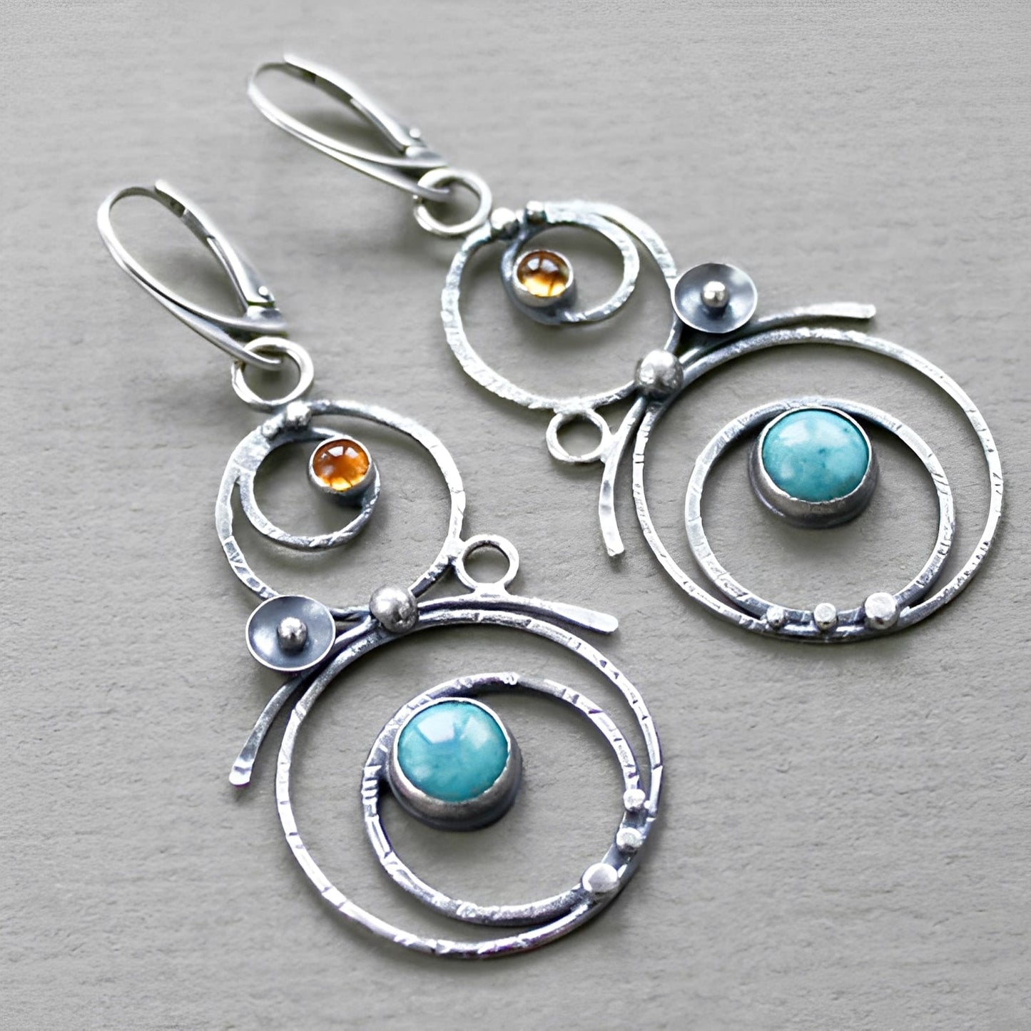 Iris – Pendientes Elegantes Engastados con Piedra Azul