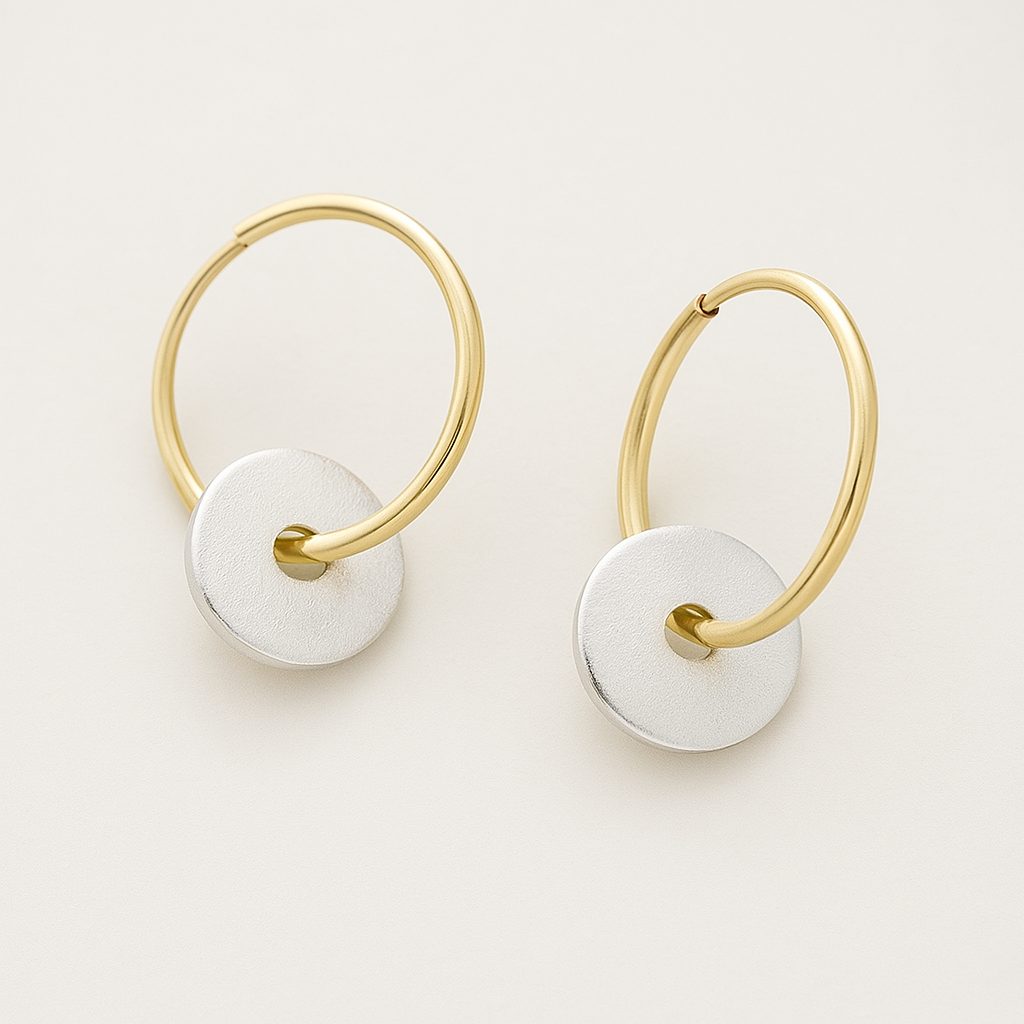 Seyna – Aros Bañados en Oro y Pendientes Plateados Elegantes