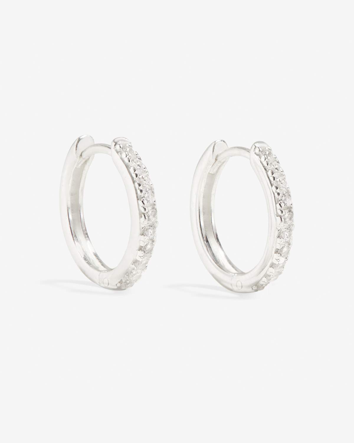 Manda - Pequeños Aros Plateados con Pavé