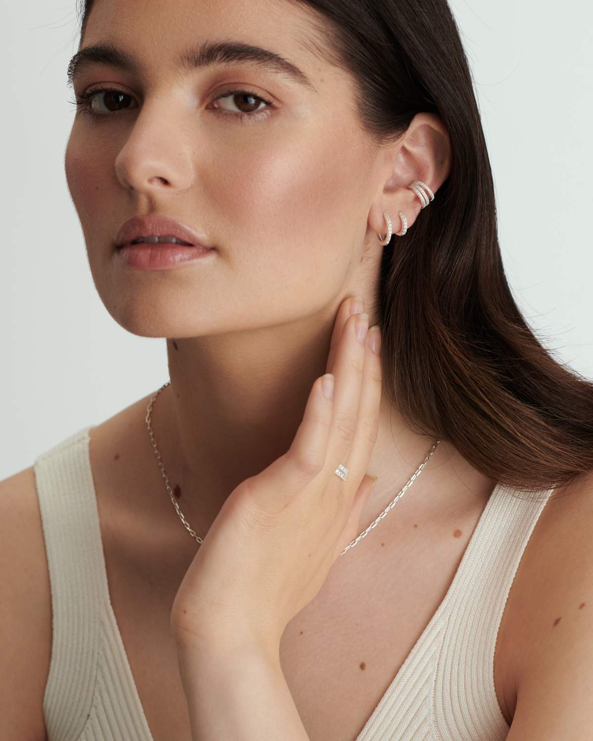 Manda - Pequeños Aros Plateados con Pavé
