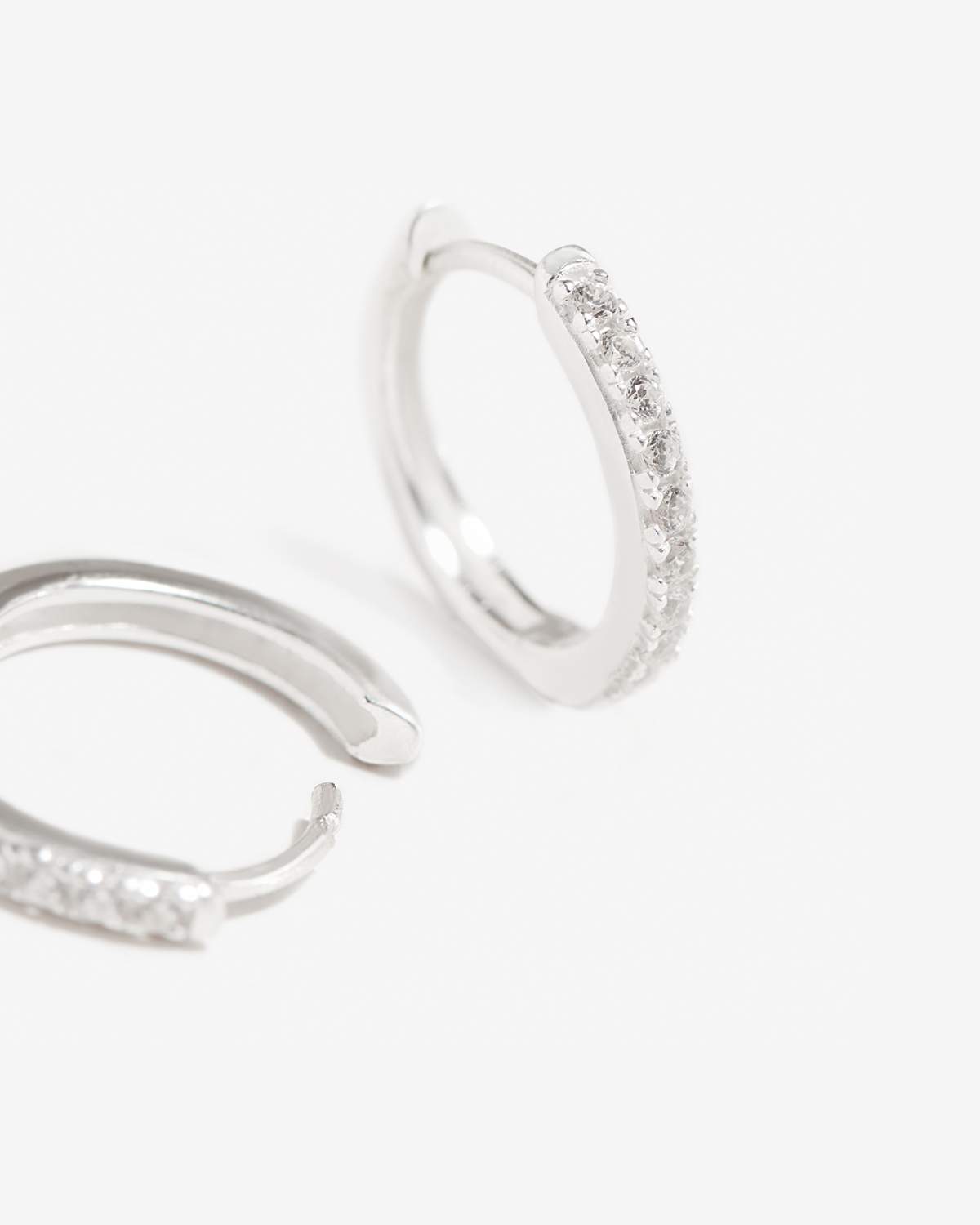 Manda - Pequeños Aros Plateados con Pavé