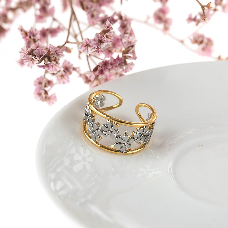 Merina – Anillo Asimétrico con Flor de Margarita