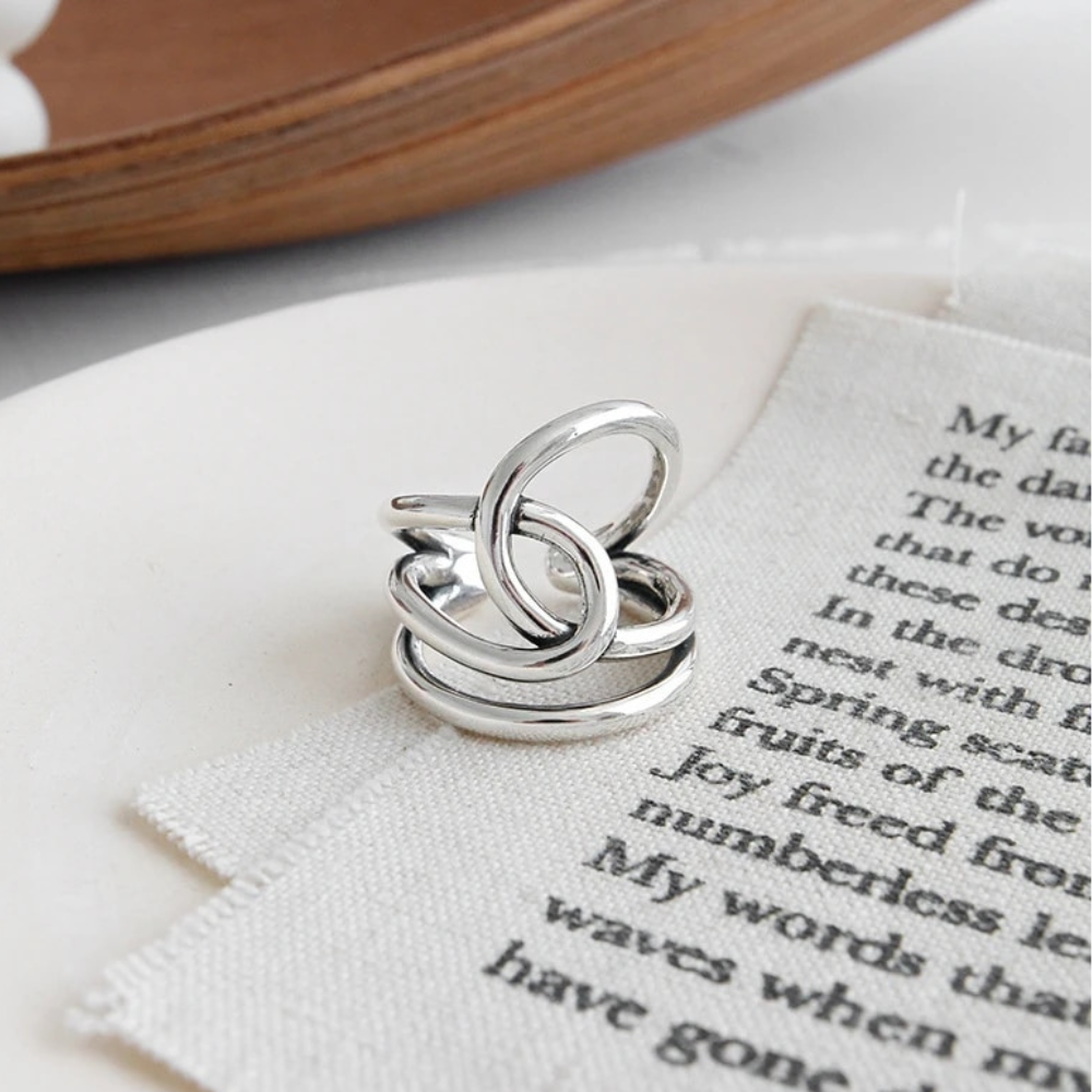 Dahlia – Anillo Trenzado Retro Elegante