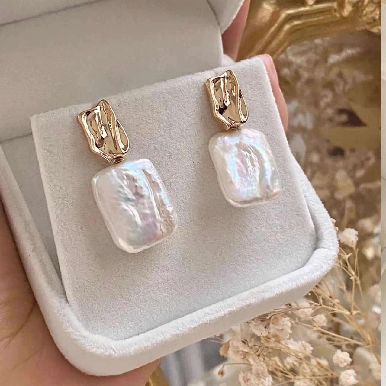Aiah – Pendientes Dorados con Perlas Barrocas Elegantes