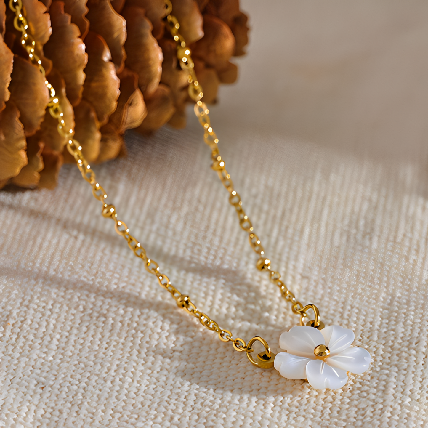 Daniela – Collar Floral de Concha Blanca
