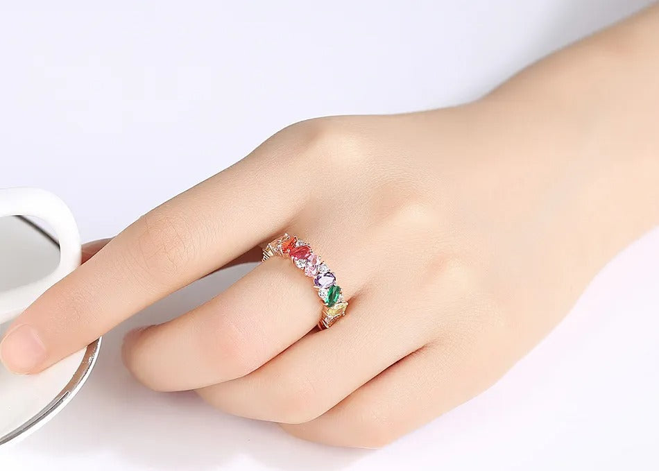 Colette – Anillo Destacado con Brillos Arcoíris