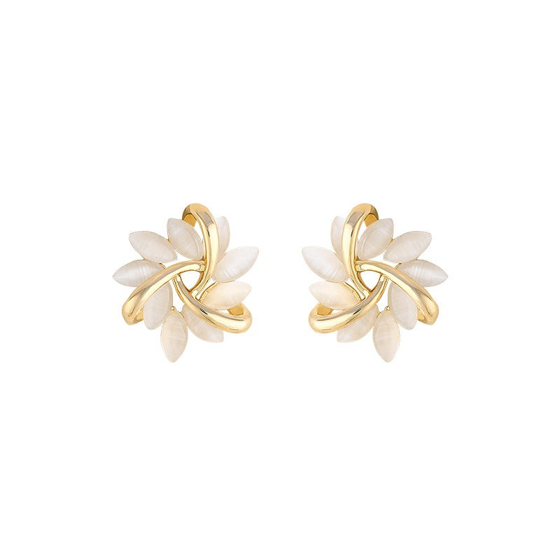 Lyra – Pendientes de Botón Dorados con Pétalos de Ópalo en Círculo