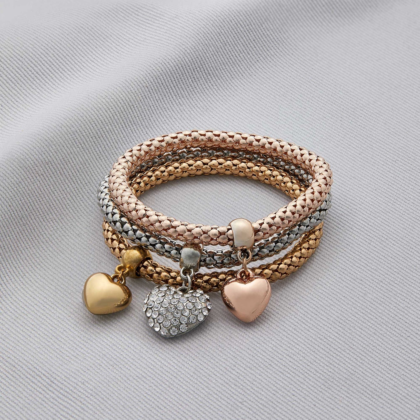 Aria – Pulsera de Metal con Corazones Sólidos