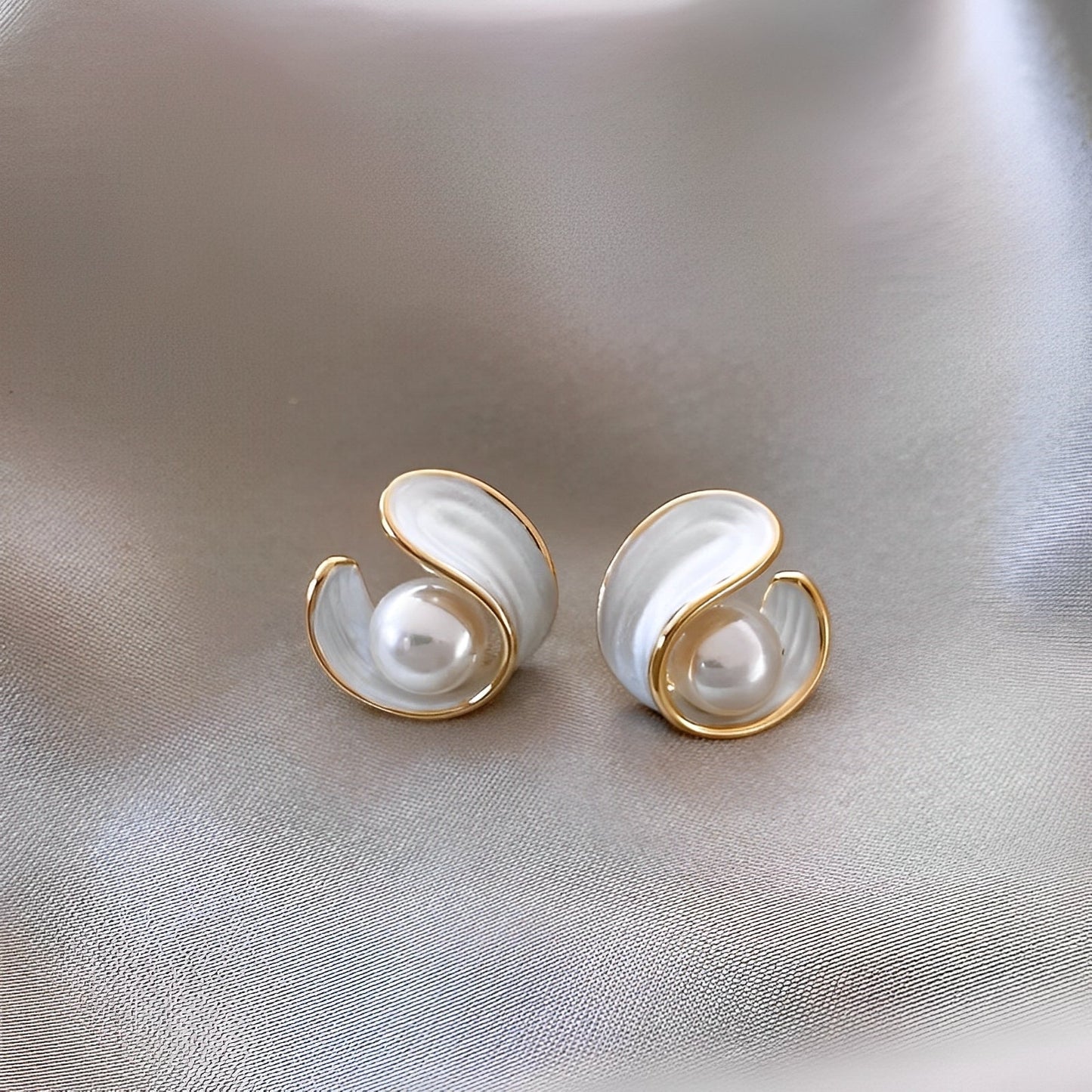 Aveline – Pendientes de Oro con Ópalo Blanco y Perlas