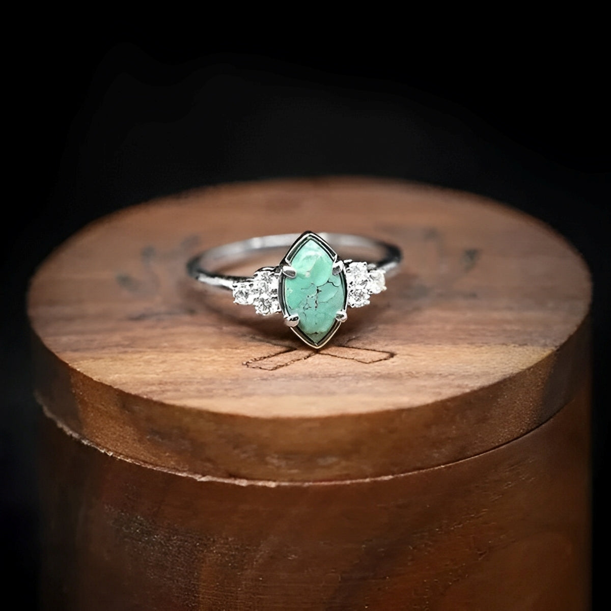 Solene – Anillo con Turquesa Natural y Detalles de Diamante
