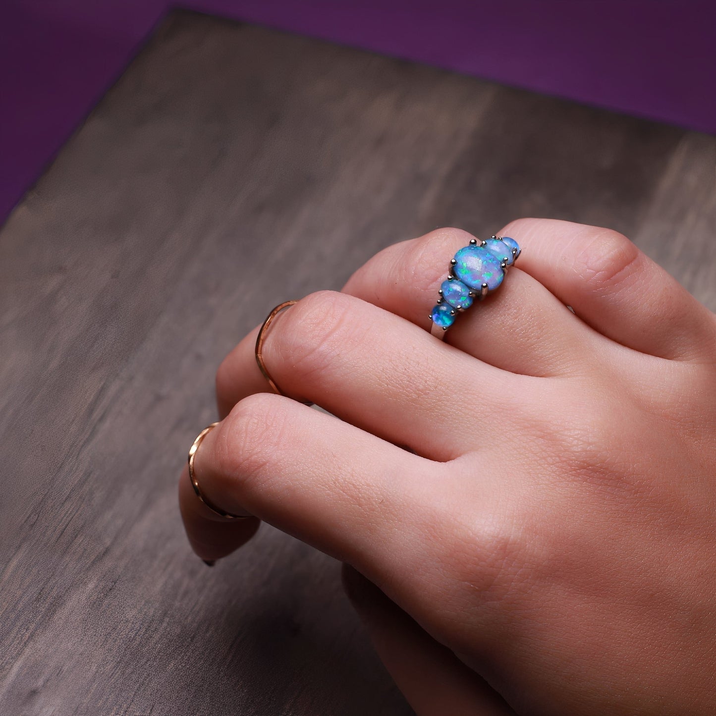 Merly – Anillo Ópalo de Fuego Azul en Plata