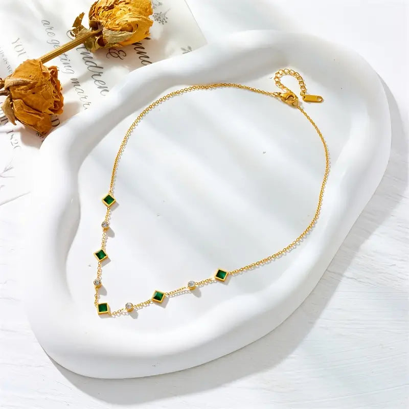 Amelisse – Collar Dorado Glenwyn Elegante