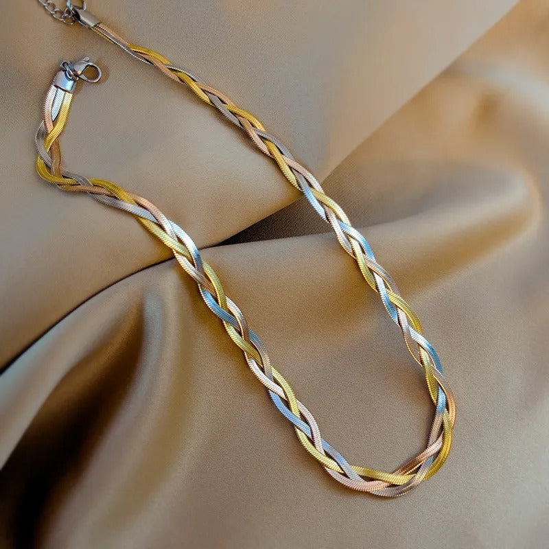 Juline – El Collar de Metal Eterno