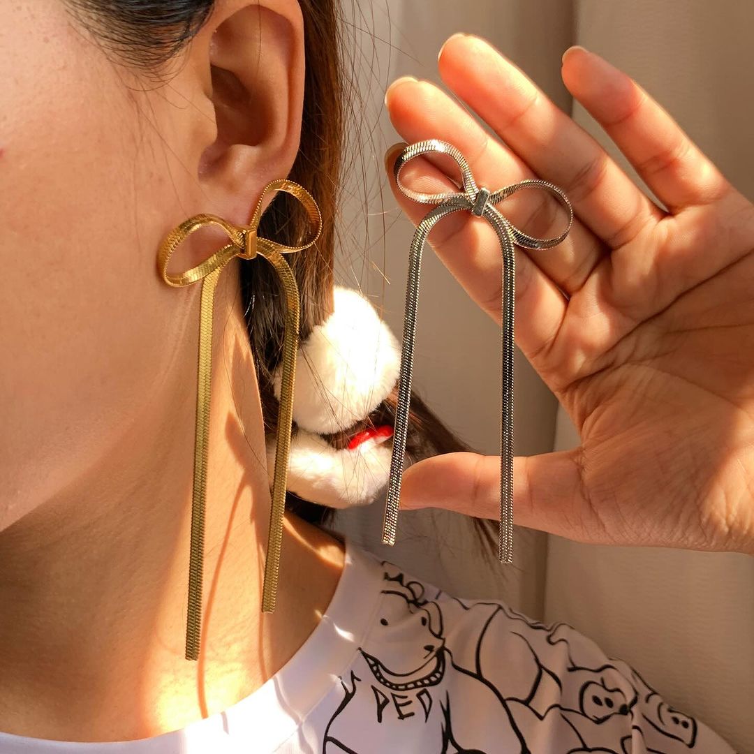 Pendientes de cinta con borlas largas