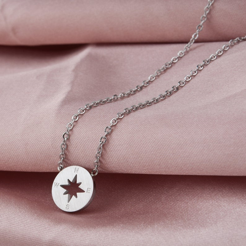 Collar con charm de brújula redonda