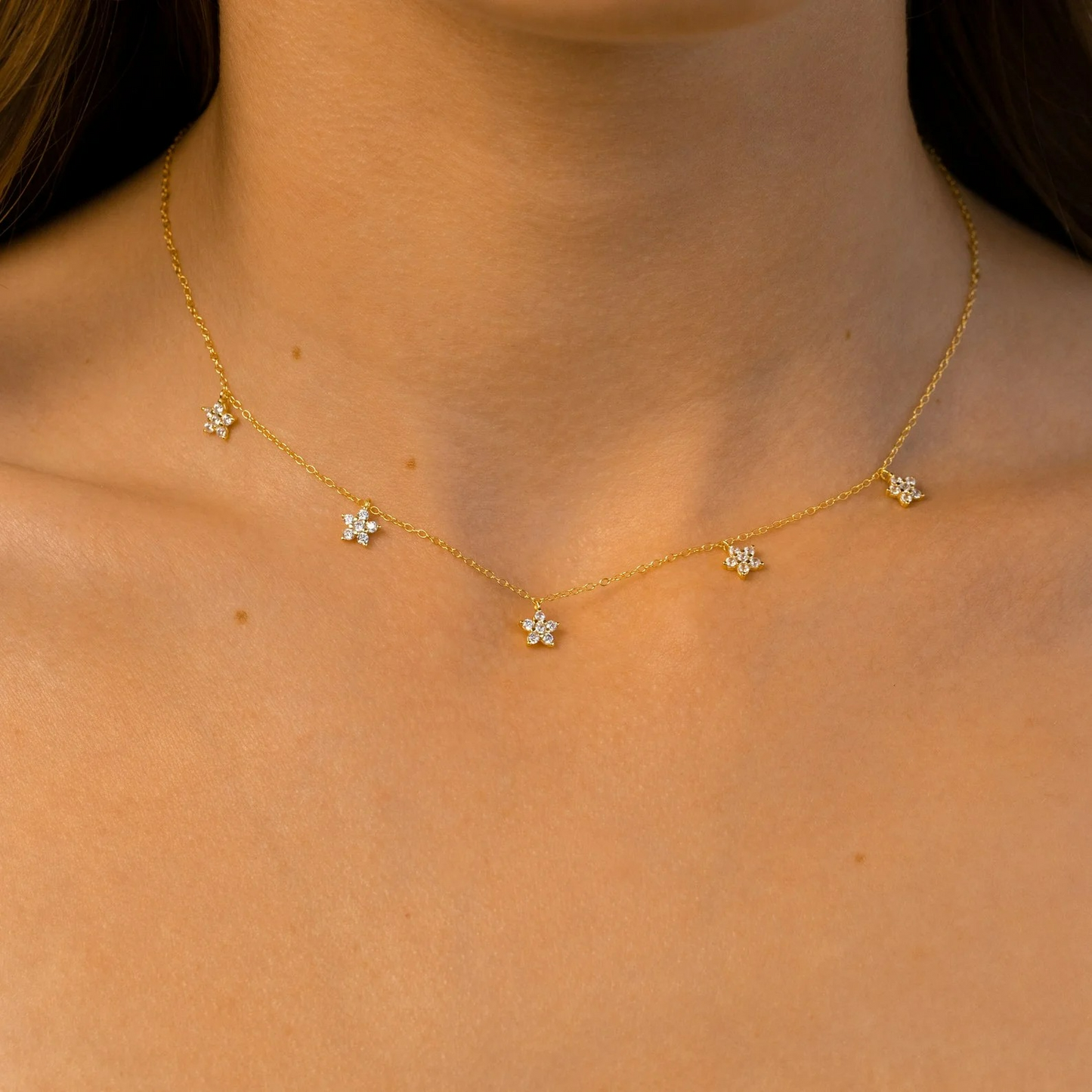 Collar de flores de diamantes delicado