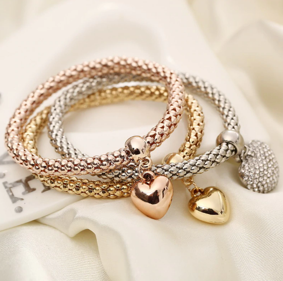 Aria – Pulsera de Metal con Corazones Sólidos