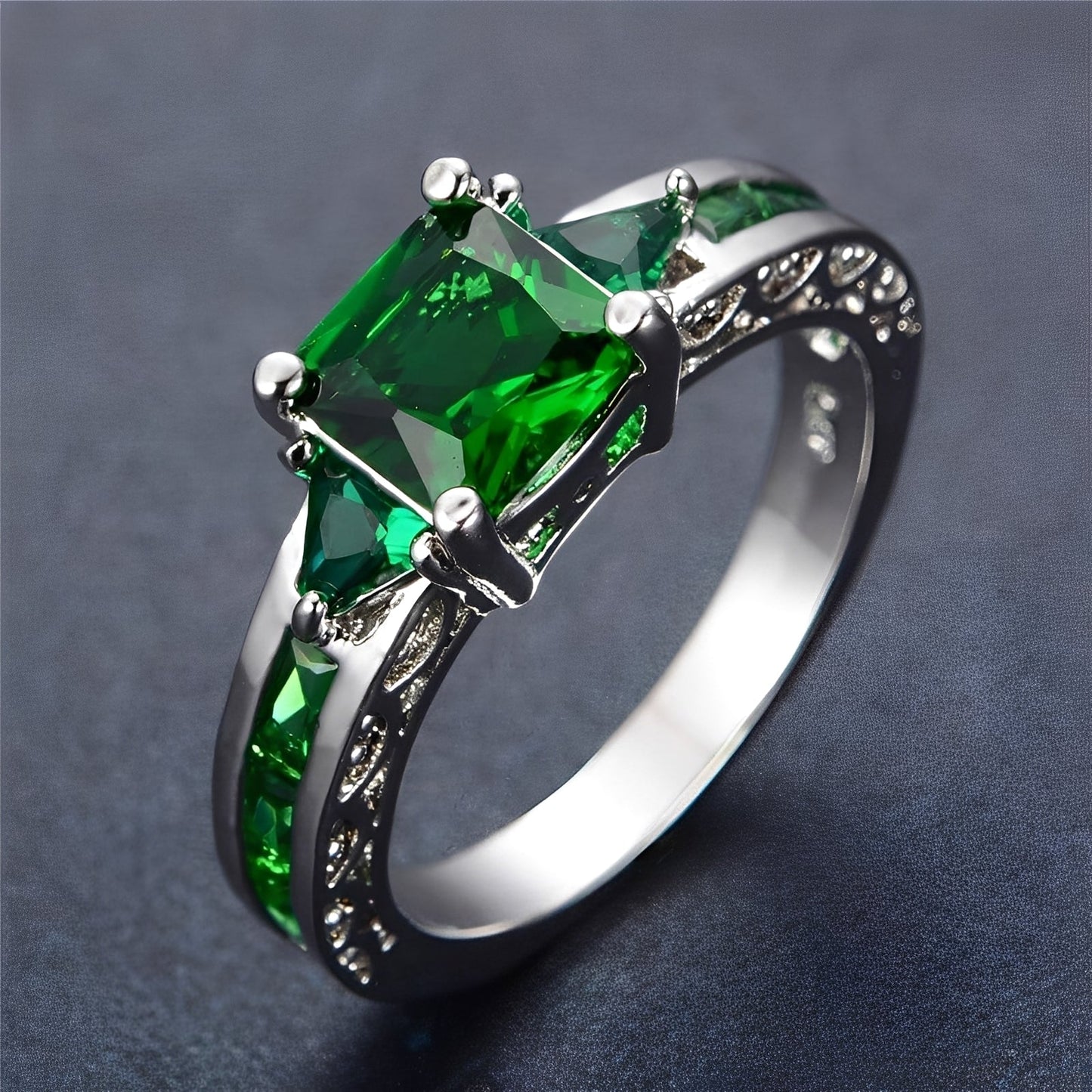 Manon – Anillo Refinado Esmeralda Blanca Dorada