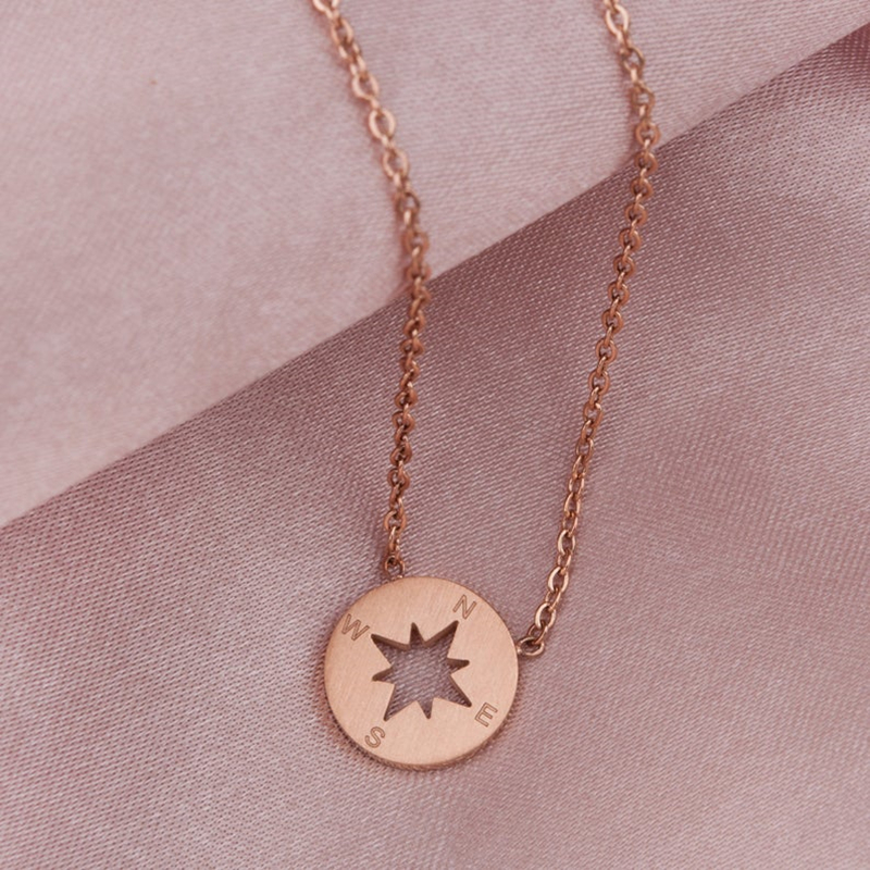 Collar con charm de brújula redonda