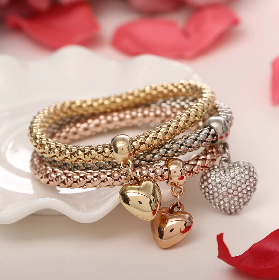 Aria – Pulsera de Metal con Corazones Sólidos