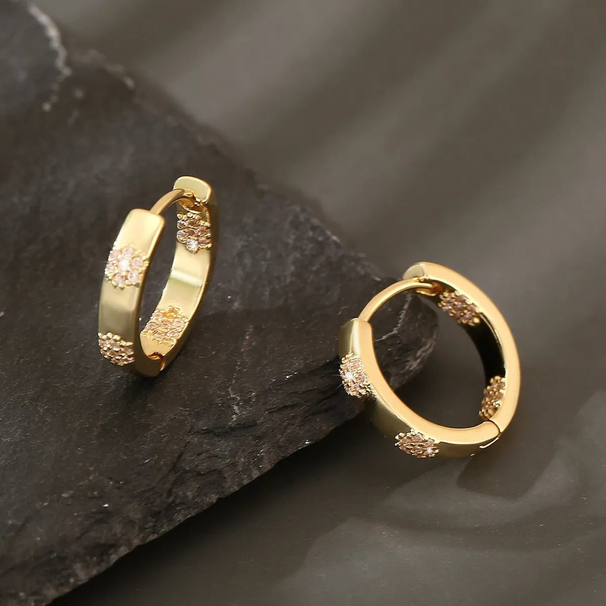 Maribelle – Aros Vintage Dorados con Flores