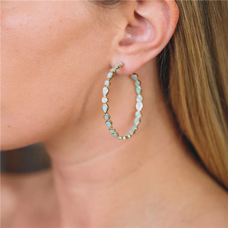 Luminosa Elegancia - Pendientes de Ópalo Azul y Acabado Dorado