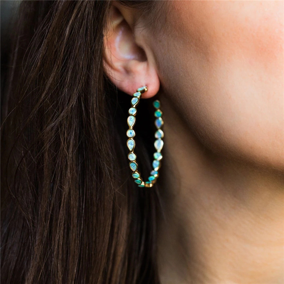 Luminosa Elegancia - Pendientes de Ópalo Azul y Acabado Dorado