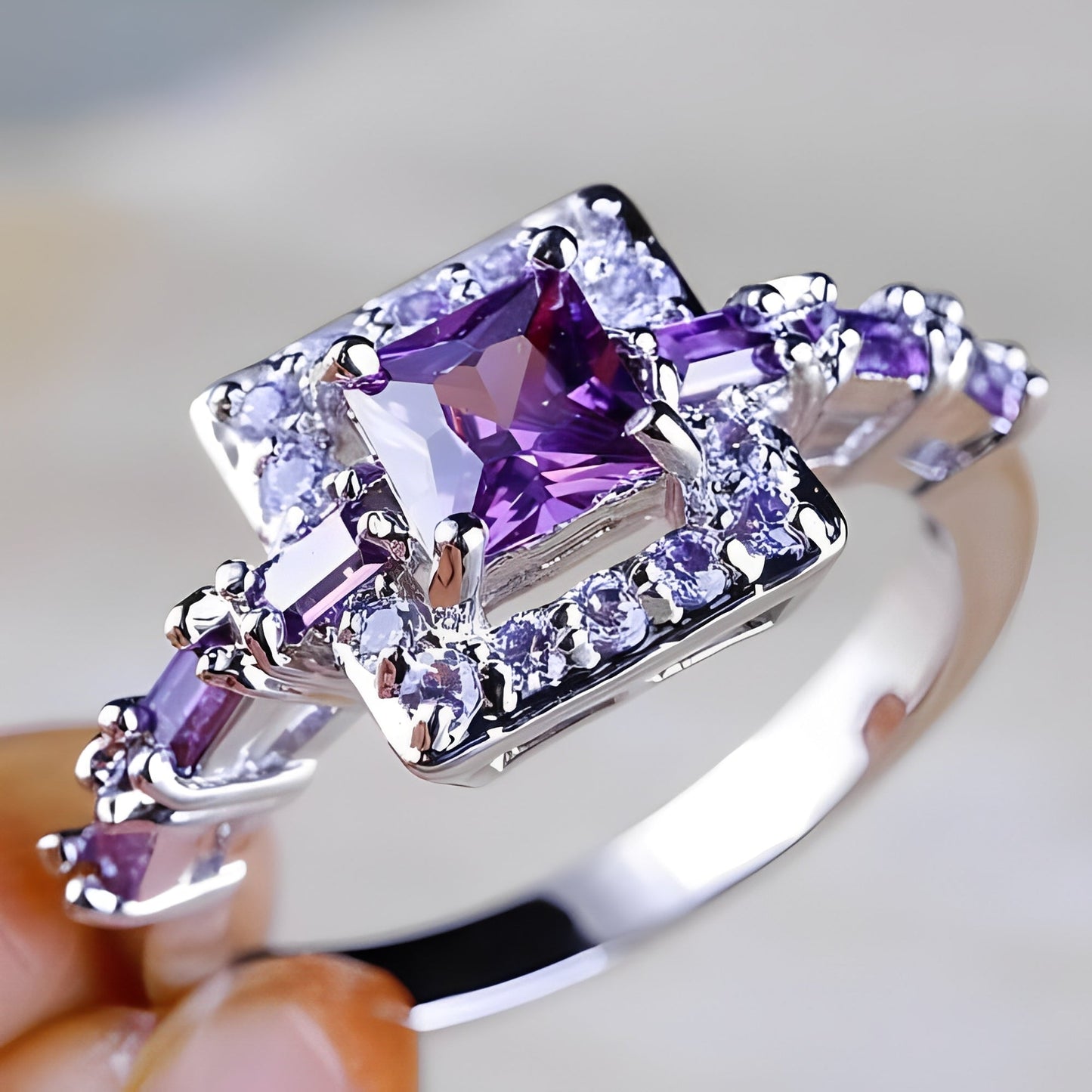 Lyra – Anillo Cuadrado en Ametista Cristal