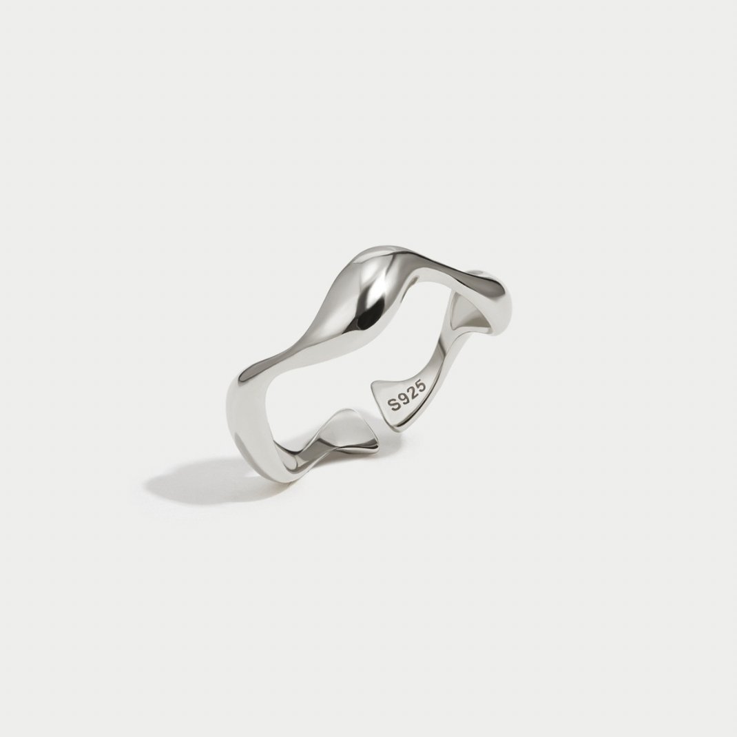 Whitney – Anillo Minimalista Ondulado