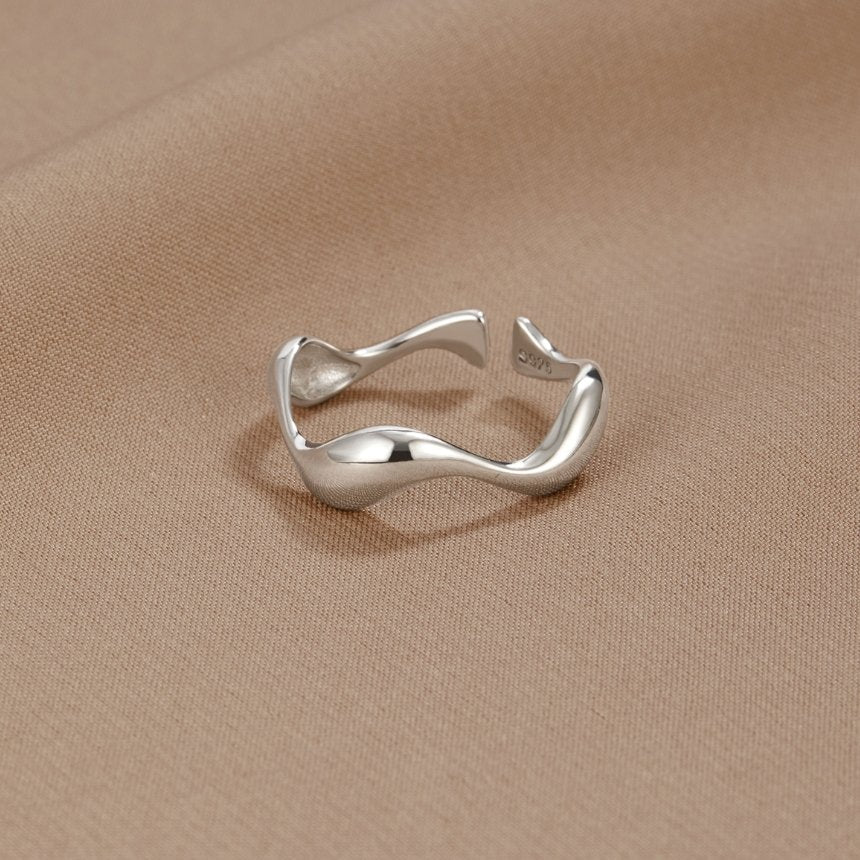 Whitney – Anillo Minimalista Ondulado