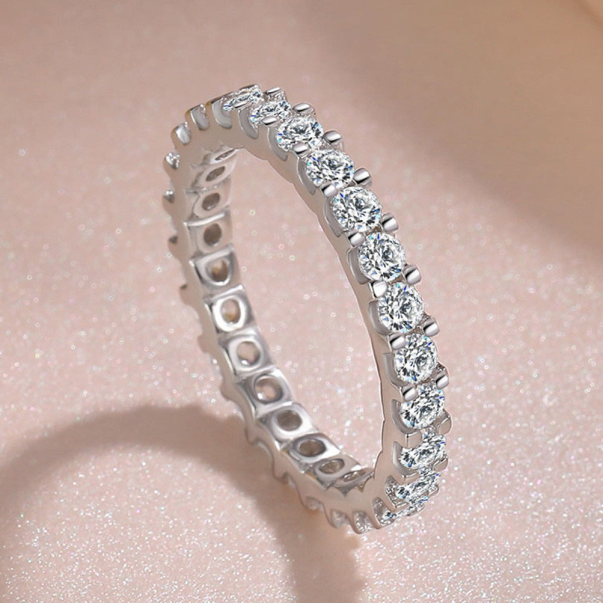 Maelis – Anillo Plateado con Incrustaciones de Circonita