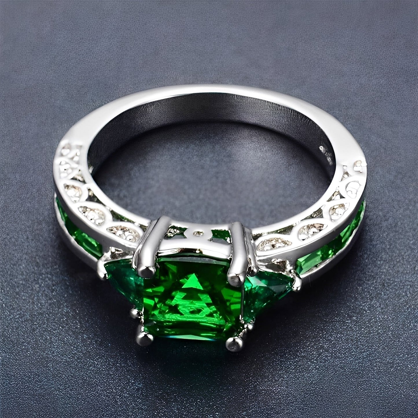 Manon – Anillo Refinado Esmeralda Blanca Dorada