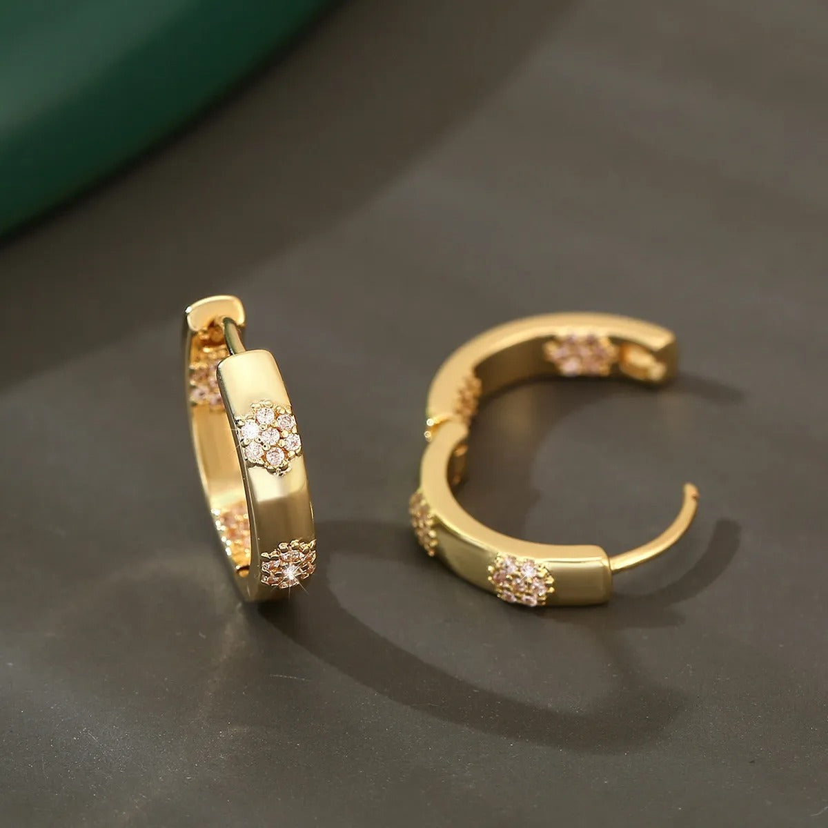 Maribelle – Aros Vintage Dorados con Flores