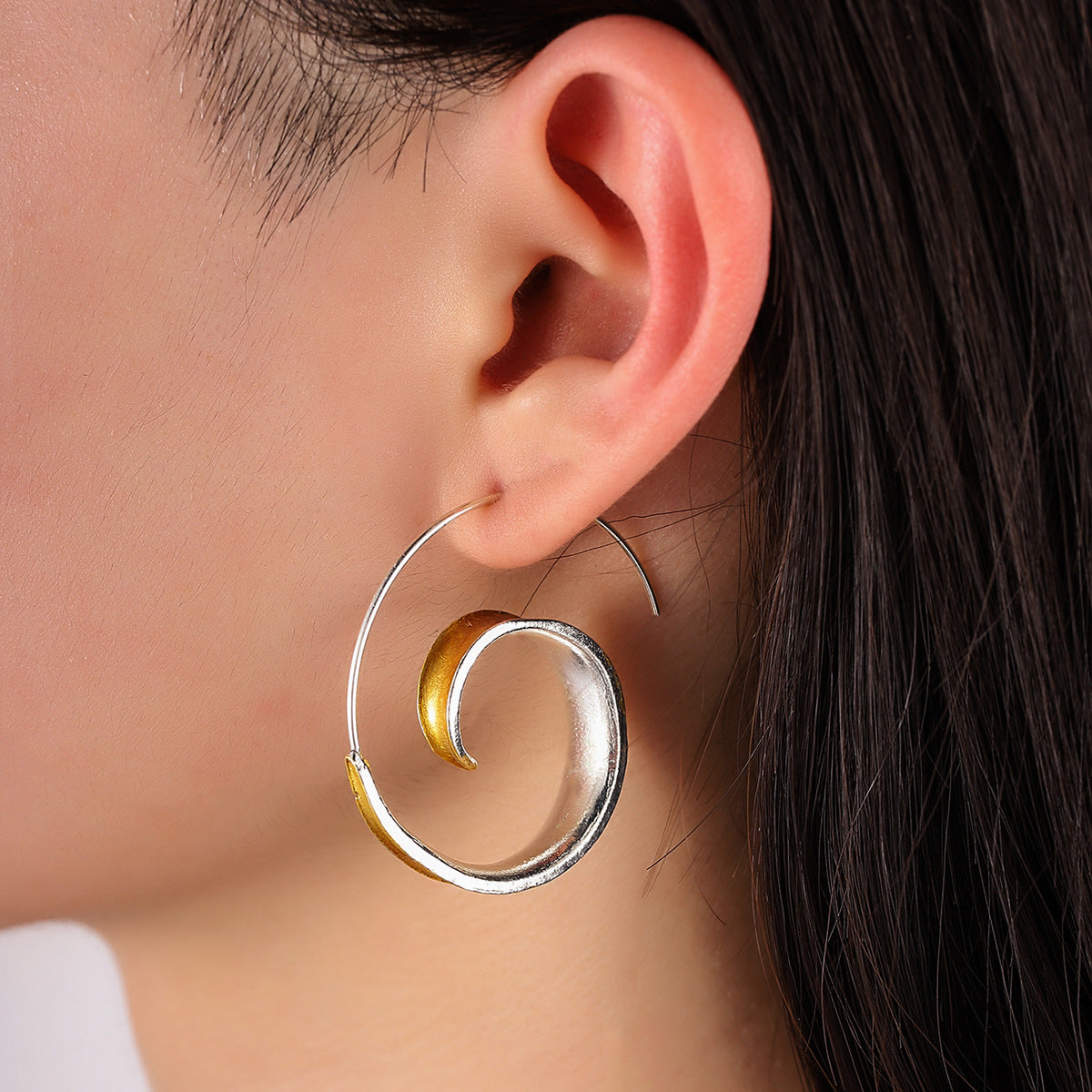 La Ola del Estilo – Pendientes Espirales Vintage