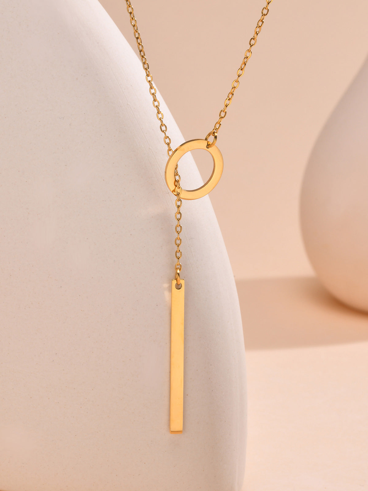 Blythe – Collar Lariat Dorado con Barra