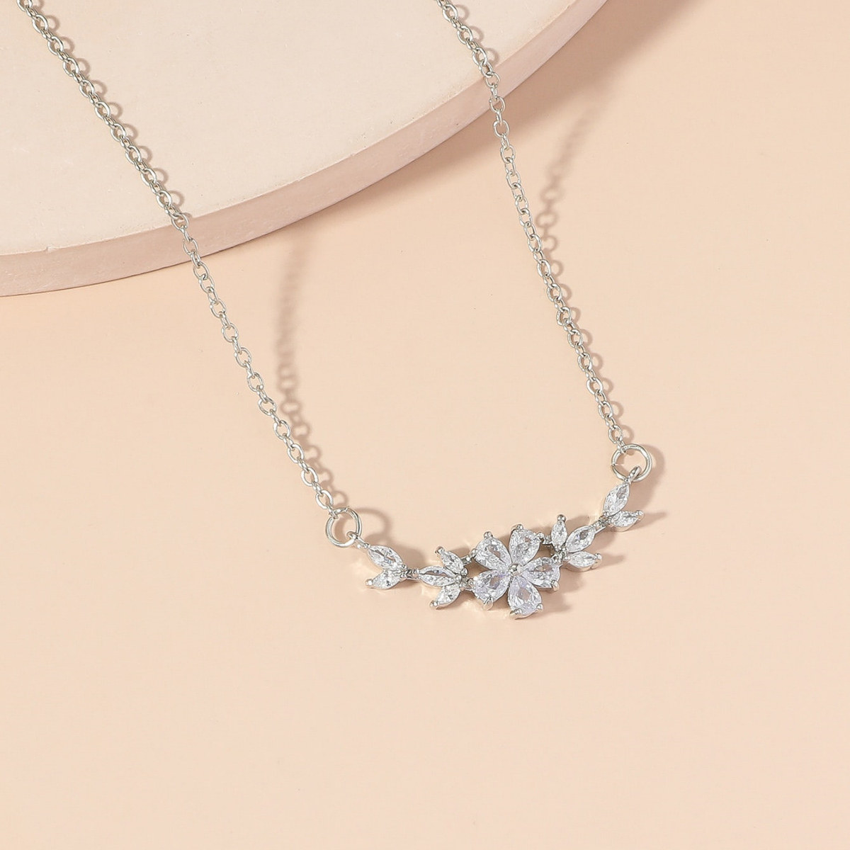 Zirkonia Petal Halskette – Collar de Pétalos de Circonita