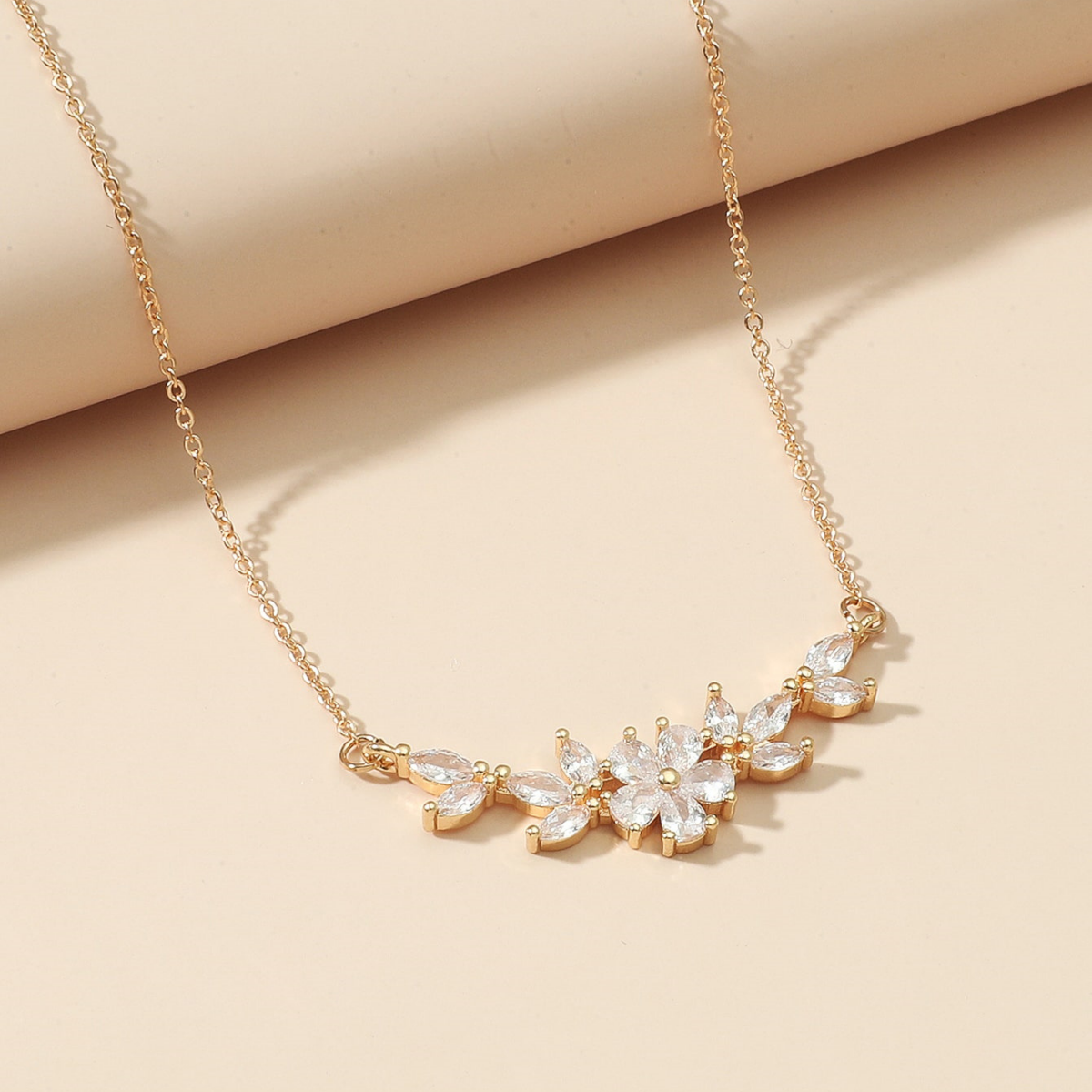 Zirkonia Petal Halskette – Collar de Pétalos de Circonita