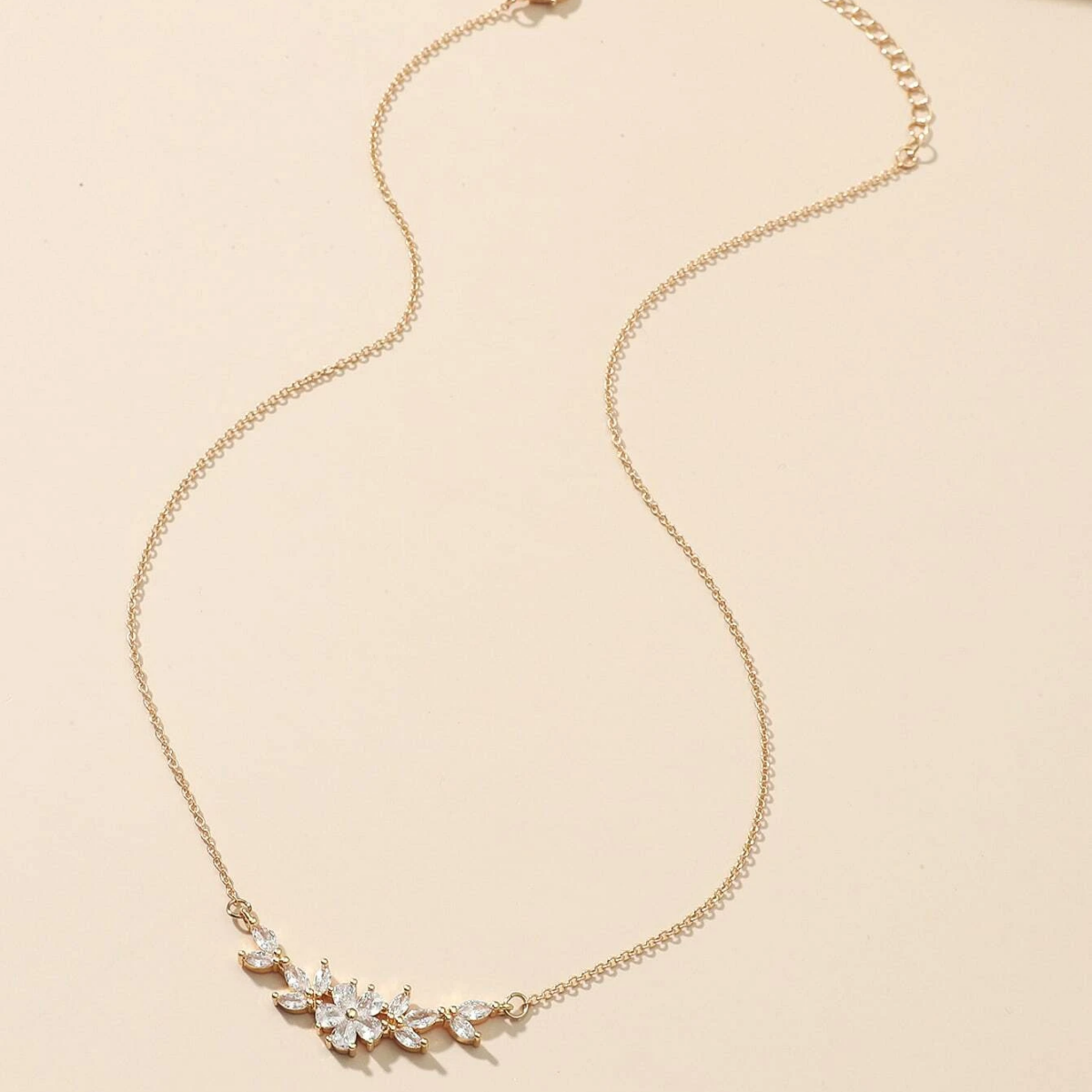 Zirkonia Petal Halskette – Collar de Pétalos de Circonita