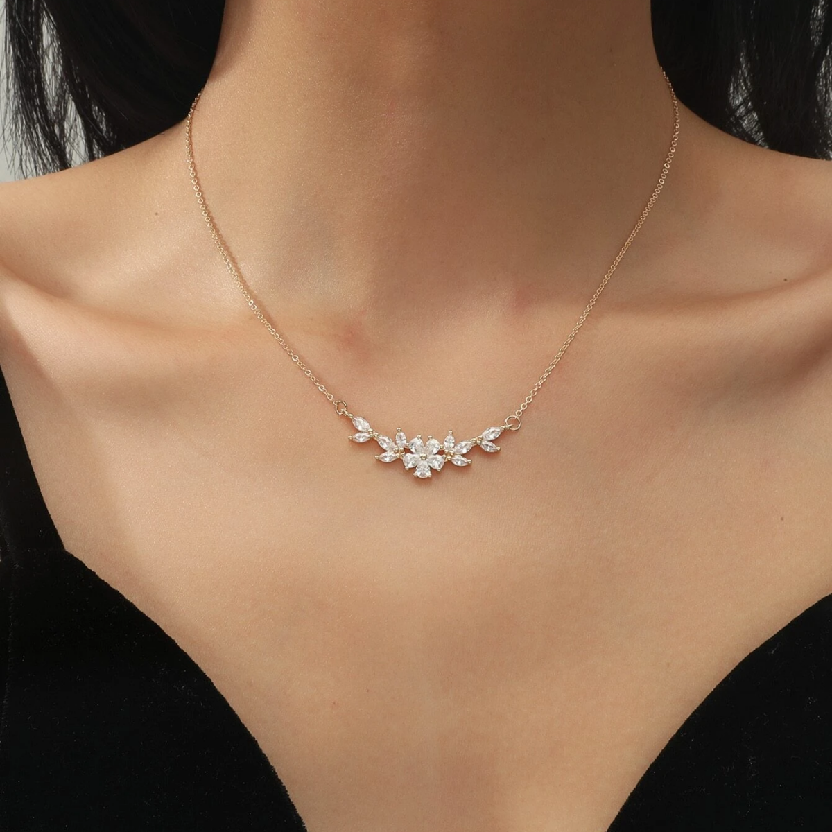 Zirkonia Petal Halskette – Collar de Pétalos de Circonita