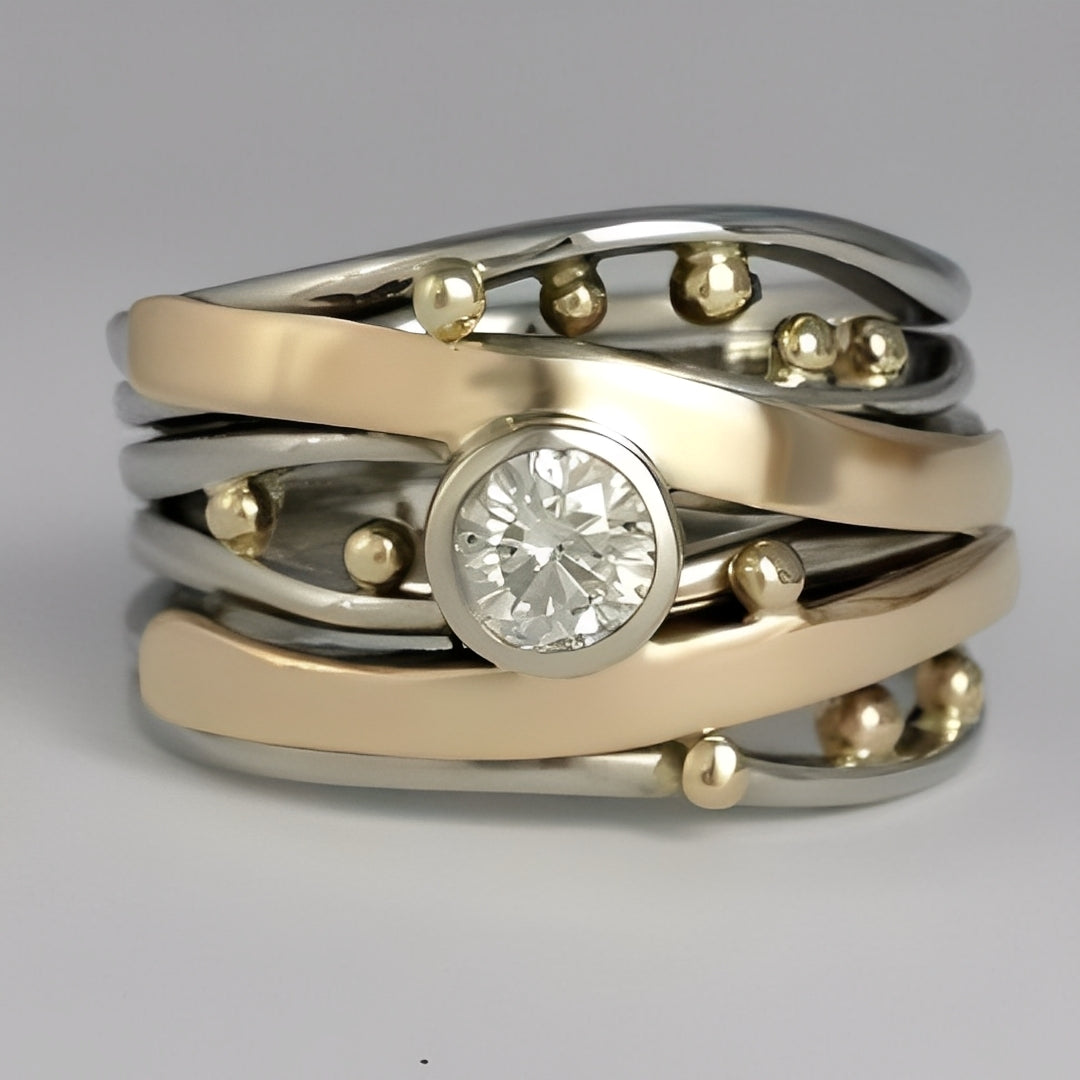 Rhian – Anillo Vintage en Oro con Incrustaciones de Circonio