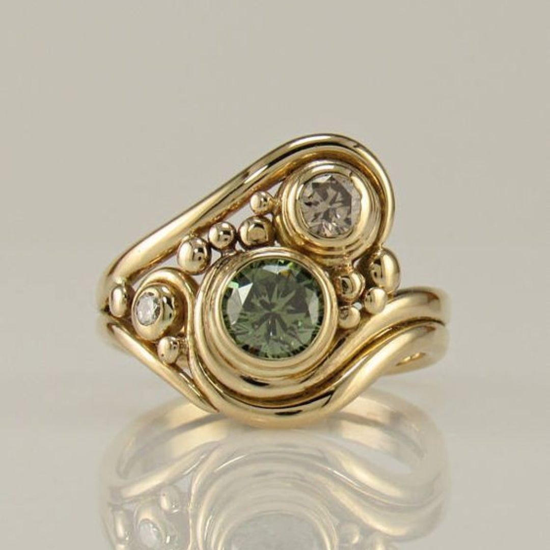 Vivienne – Anillo Dorado Vintage con Circonita Verde
