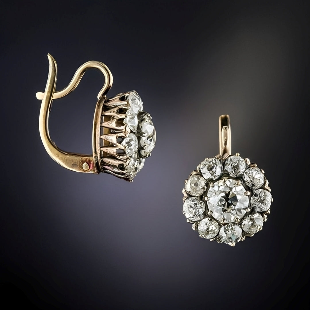 Clara – Pendientes Retro en Oro y Piedras Incrustadas