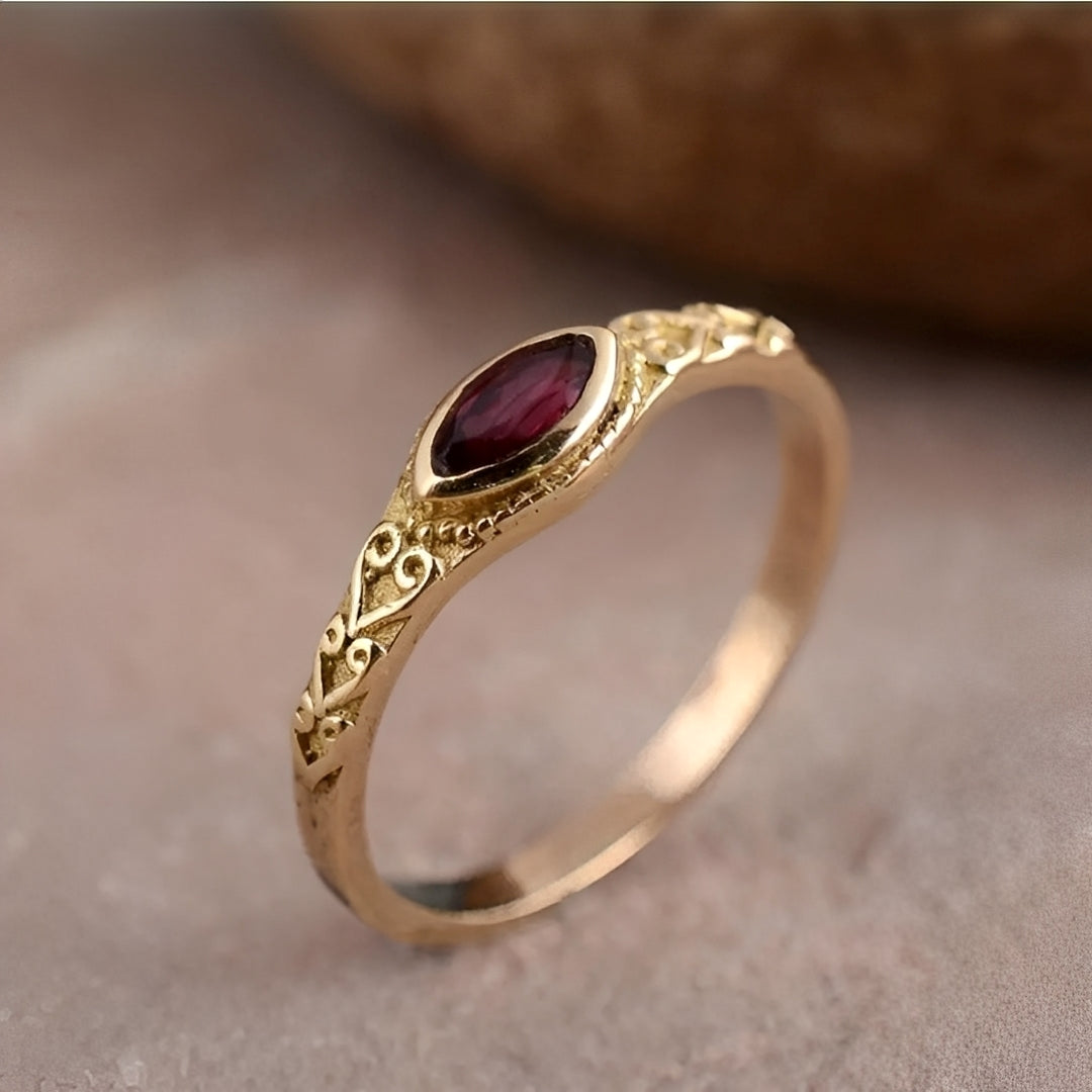 Klarisse – Bague Vintage Dorada con Cristal Rojo