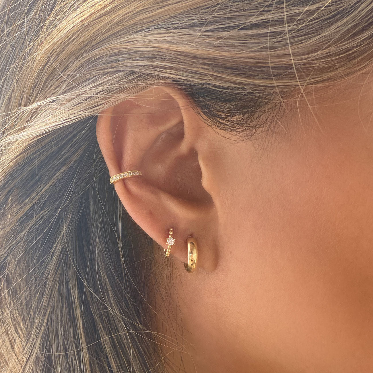 Aros Huggie con Perlas Pavé