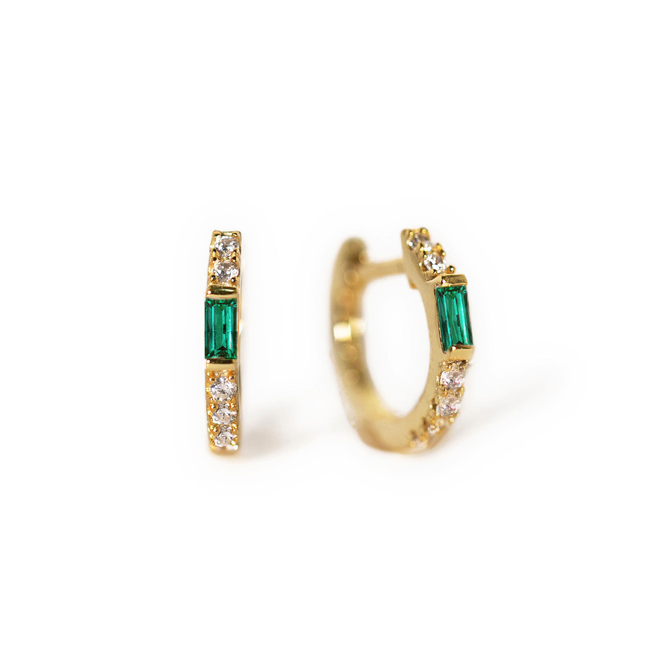 Pendientes Huggie con Baguette de Piedra Preciosa (Esmeralda)