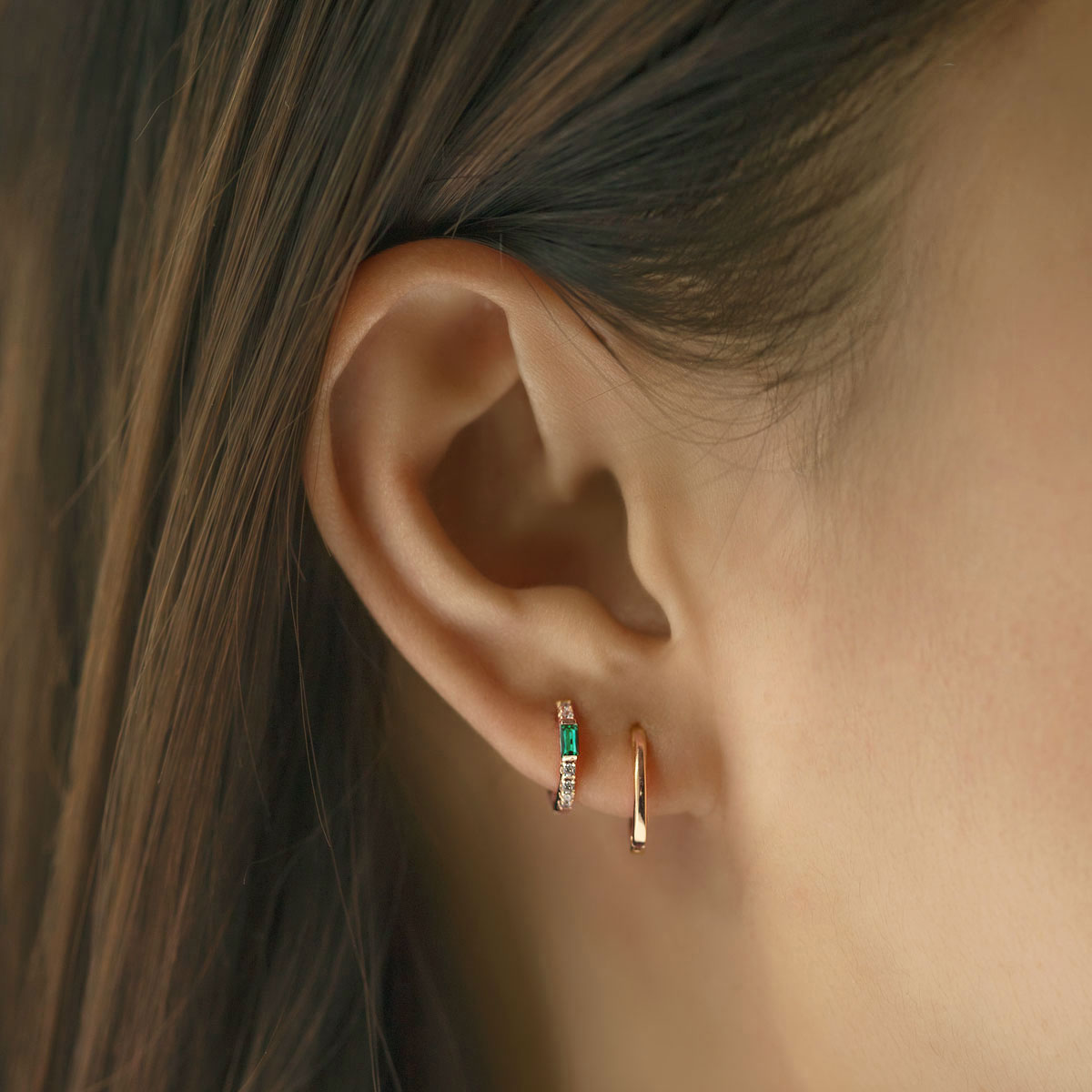 Pendientes Huggie con Baguette de Piedra Preciosa (Esmeralda)