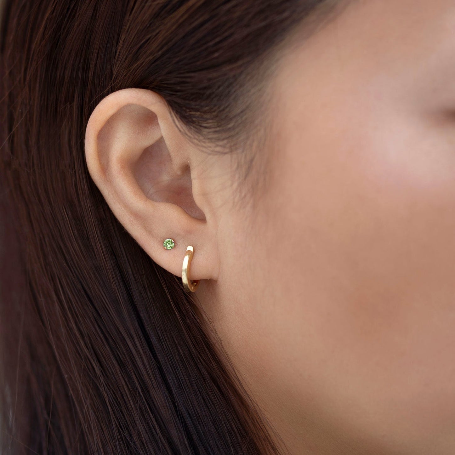 Pendientes de botón con piedra de nacimiento (Peridoto)