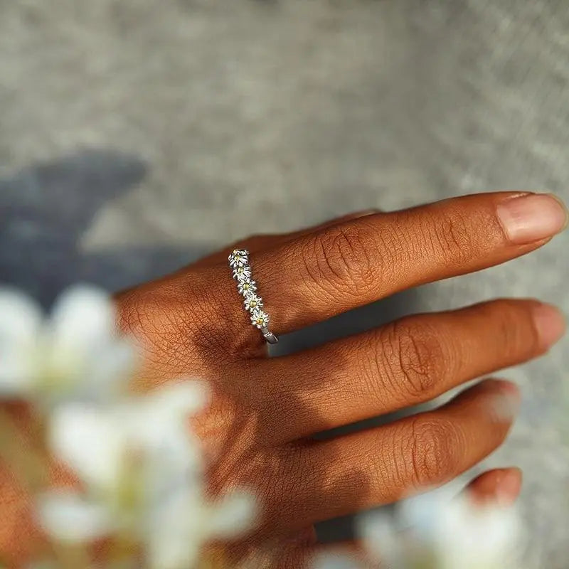 Margot – Anillo Margarita en Plata y Esmalte Pintado a Mano