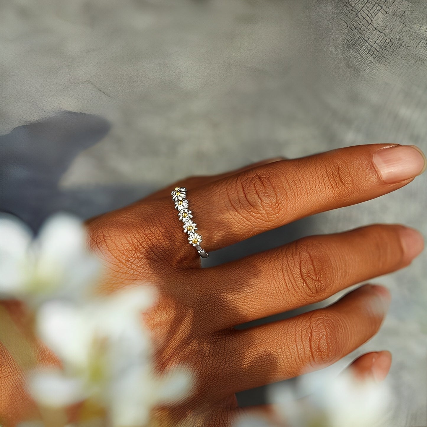 Charlie – Anillo de Plata Ajustable con Margarita Esmaltada a Mano
